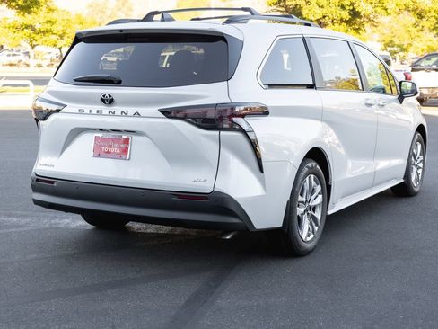 New 2026 Toyota Sienna XLE AWD/4WD image 5