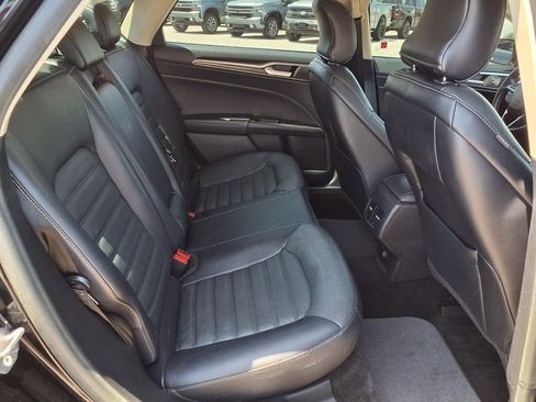 Used 2018 Ford Fusion SE w/ Fusion SE Technology Package FWD image 16