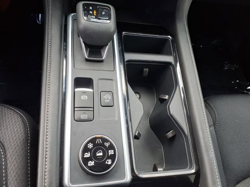 Used 2025 Nissan Pathfinder SV image 14