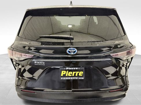 Used 2024 Toyota Sienna LE image 3