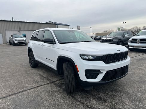 Used 2024 Jeep Grand Cherokee Altitude image 3