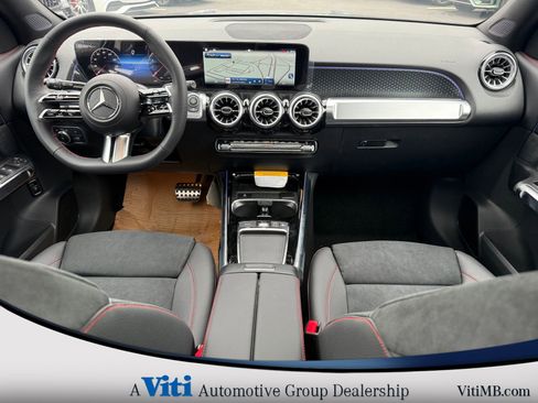 Used 2025 Mercedes-Benz GLB 250 4MATIC image 2
