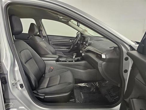 Used 2024 Nissan Altima 2.5 SV image 13