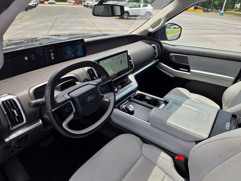 Used 2025 Ford Expedition Platinum w/ Driver's Package AWD/4WD image 27