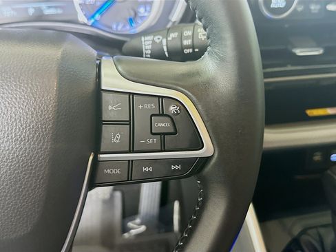 Used 2025 Toyota Highlander XLE AWD/4WD image 17