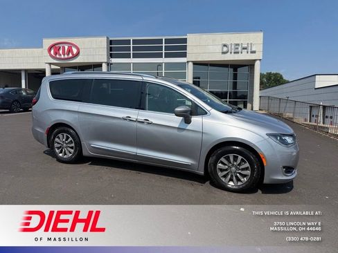 Used 2019 Chrysler Pacifica Touring-L Plus FWD image 1