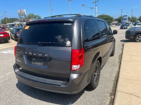 Used 2017 Dodge Grand Caravan SE FWD image 4
