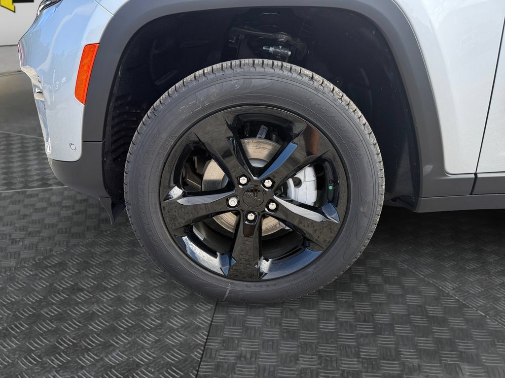 New 2025 Jeep Grand Cherokee Limited w/ Luxury Tech Group II RWD image 14