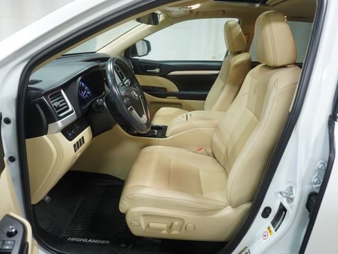 Used 2019 Toyota Highlander XLE AWD/4WD image 12