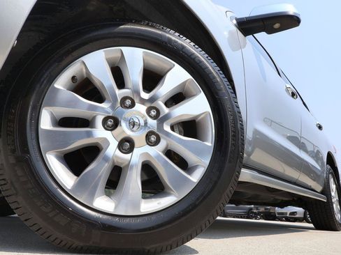 Used 2016 Toyota Sequoia Platinum RWD image 29