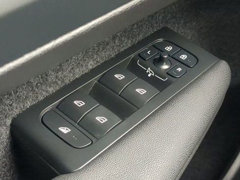 Used 2025 Volvo XC40 B5 Plus AWD/4WD image 23