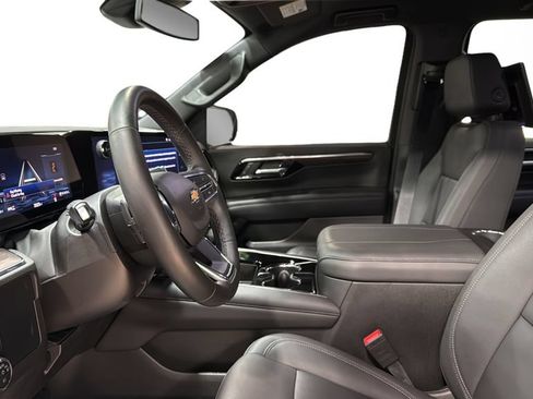 Used 2025 Chevrolet Suburban LT w/ Comfort Package AWD/4WD image 27