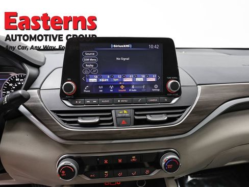 Used 2025 Nissan Altima 2.5 SV FWD image 11