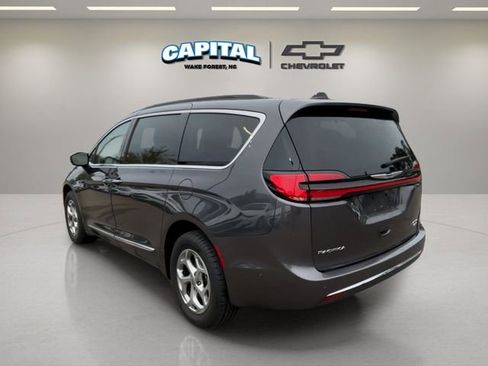 Used 2023 Chrysler Pacifica Limited image 3