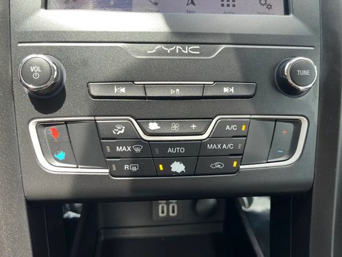 Used 2019 Ford Fusion SE w/ Equipment Group 151A FWD image 21