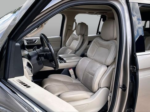 Used 2018 Lincoln Navigator L Reserve w/ Technology Package AWD/4WD image 8