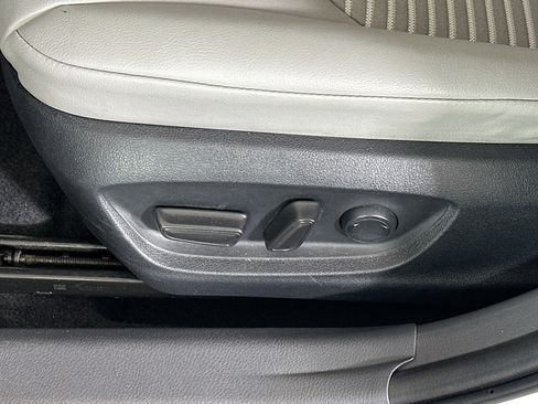 Used 2023 Toyota Camry SE FWD image 13