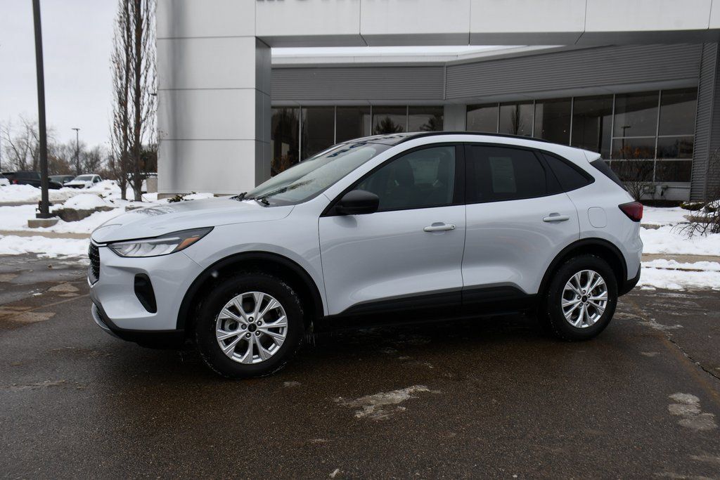 Used 2025 Ford Escape Active w/ Tech Pack #1 AWD/4WD image 2