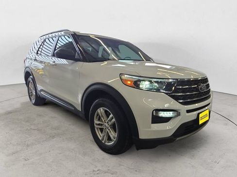 Used 2023 Ford Explorer XLT w/ Equipment Group 202A AWD/4WD image 3