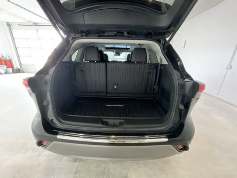 Used 2024 Toyota Highlander Platinum image 25