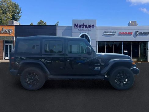 Used 2023 Jeep Wrangler Unlimited Sahara w/ Cold Weather Group AWD/4WD image 4