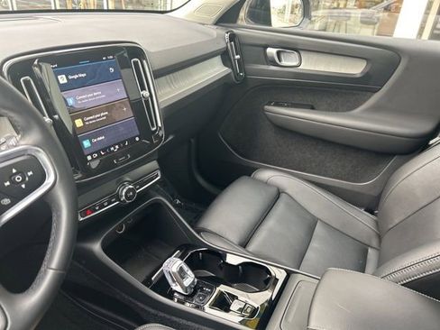 Certified 2025 Volvo XC40 B5 Plus AWD/4WD image 19