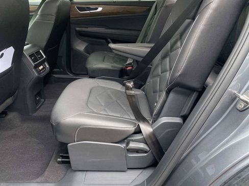 Used 2024 Volkswagen Atlas SE FWD image 14