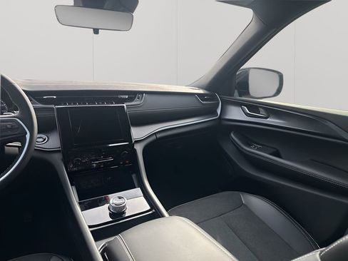 New 2025 Jeep Grand Cherokee Altitude image 24