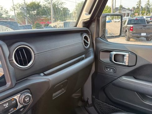 Used 2022 Jeep Wrangler Unlimited Sahara AWD/4WD image 22