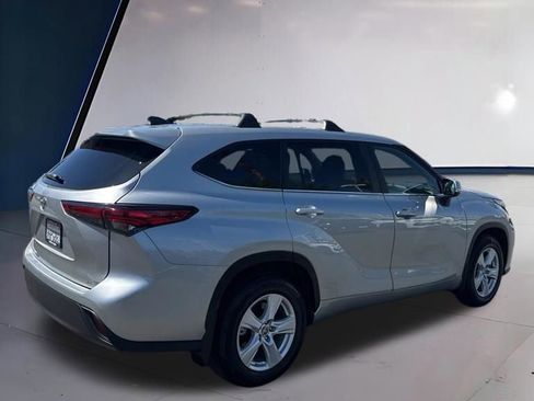 Used 2023 Toyota Highlander LE FWD image 2