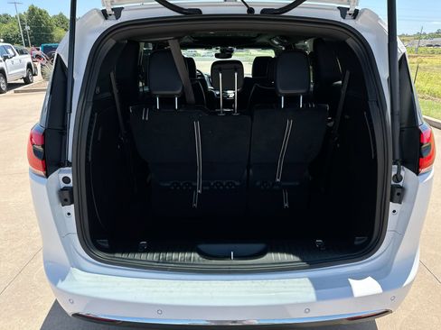 Used 2026 Chrysler Pacifica Limited FWD image 25