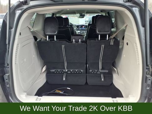 Used 2023 Chrysler Pacifica Touring-L image 21