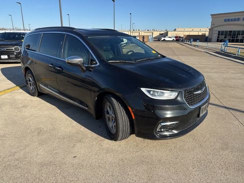 Used 2023 Chrysler Pacifica Limited w/ Uconnect Theater Family Group image 18