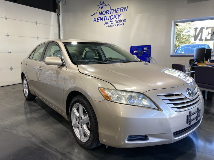 Used 2009 Toyota Camry LE FWD image 1