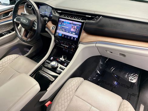 Used 2022 Jeep Grand Cherokee L Summit w/ Luxury Tech Group V AWD/4WD image 12