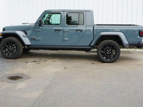 Used 2024 Jeep Gladiator Sport AWD/4WD image 3