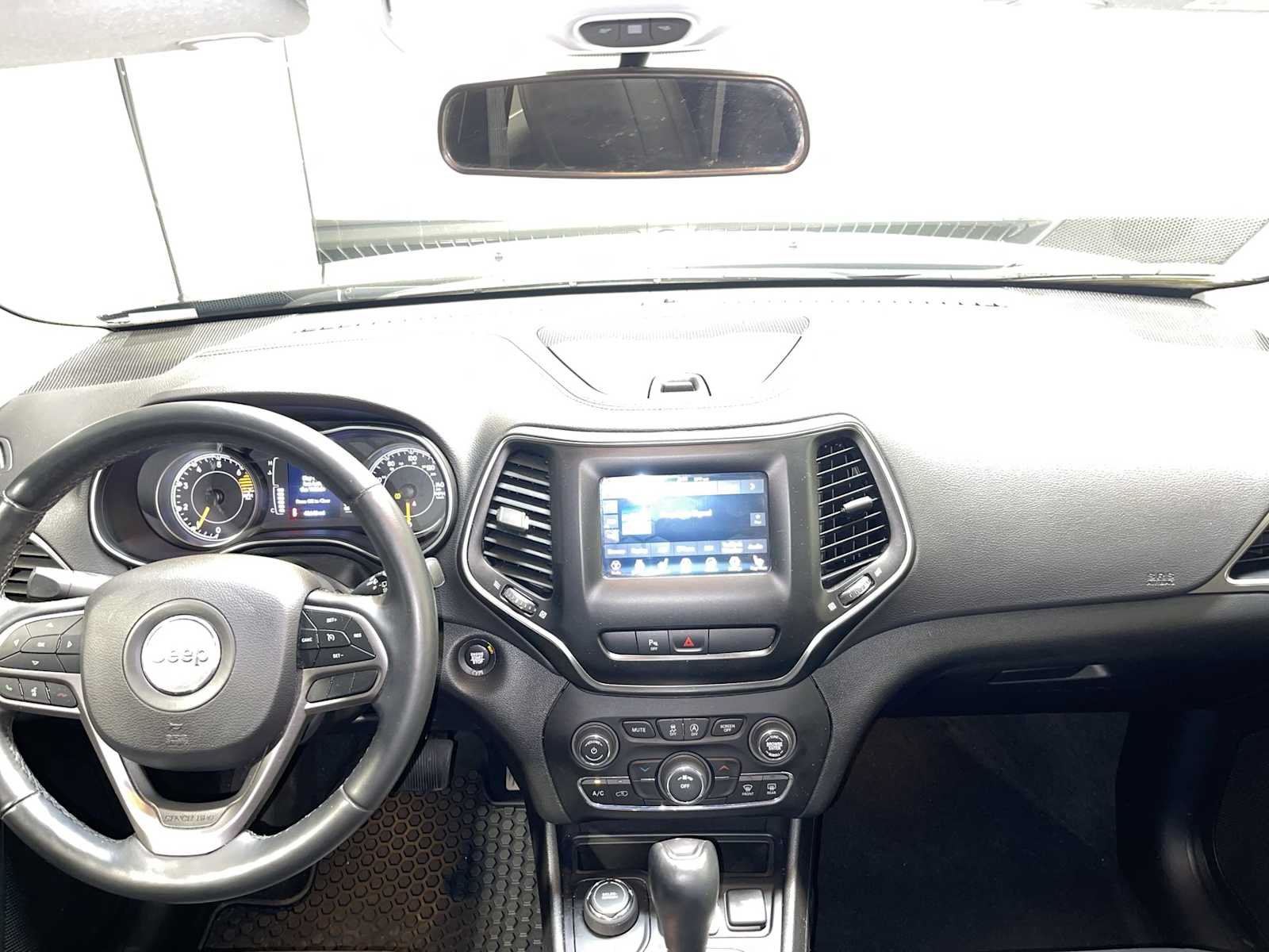 Used 2019 Jeep Cherokee Latitude Plus w/ Cold Weather Group AWD/4WD image 10
