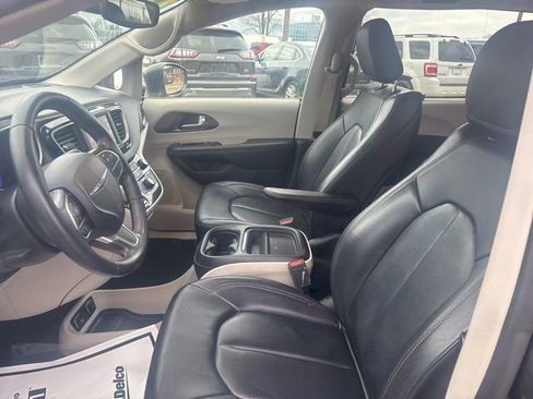 Used 2018 Chrysler Pacifica Touring-L image 22