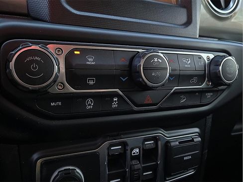 Used 2019 Jeep Wrangler Unlimited Sahara image 17