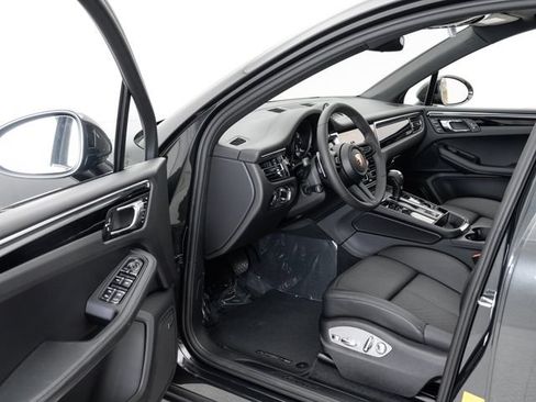 Certified 2026 Porsche Macan AWD/4WD image 6
