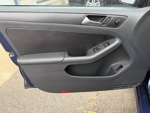 Used 2012 Volkswagen Jetta SE FWD image 12