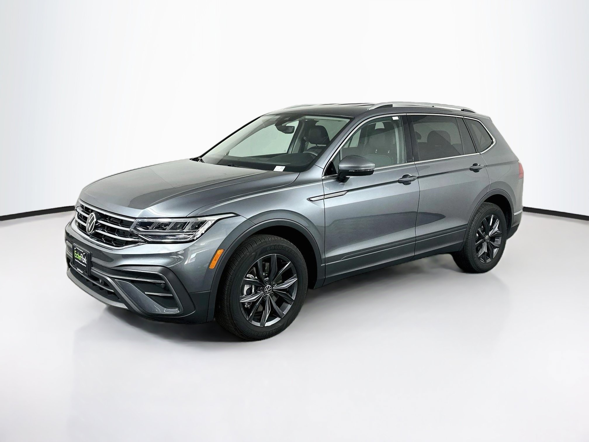 Used 2023 Volkswagen Tiguan SE FWD image 3