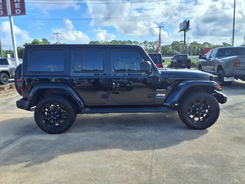 Used 2022 Jeep Wrangler Unlimited Sahara w/ Cold Weather Group AWD/4WD image 9