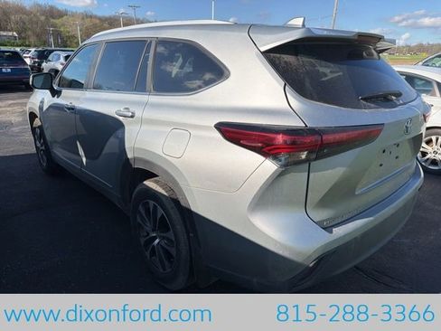 Used 2023 Toyota Highlander XLE AWD/4WD image 3