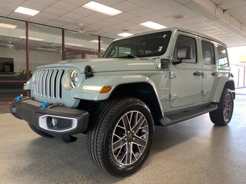 Used 2023 Jeep Wrangler Unlimited Sahara w/ Cold Weather Group AWD/4WD image 4