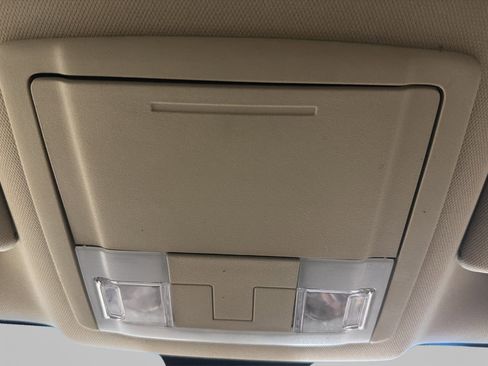 Used 2017 Ford Taurus SE image 18