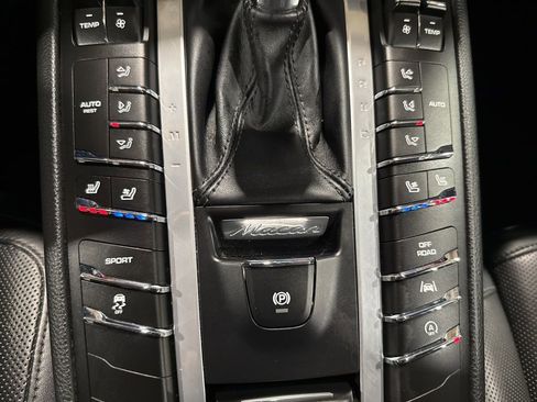 Used 2018 Porsche Macan image 31