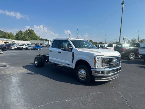 New 2026 Ford F350 XL w/ XL Chrome Package image 3