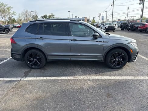 Used 2024 Volkswagen Tiguan SE R-Line image 2
