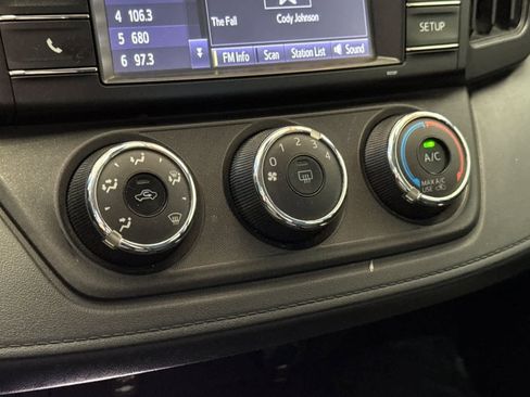 Used 2018 Toyota RAV4 LE FWD image 20